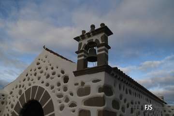 La ermita de San Antonio recupera su antigua lápida sepulcral del siglo XIX/FJS Fotografía y TA.
