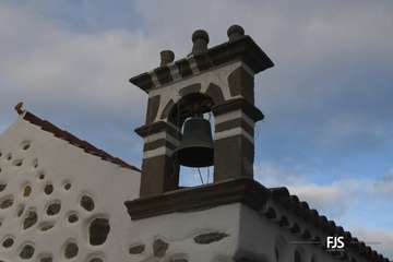La ermita de San Antonio recupera su antigua lápida sepulcral del siglo XIX/FJS Fotografía y TA.