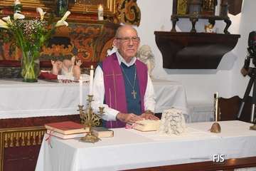 La ermita de San Antonio recupera su antigua lápida sepulcral del siglo XIX/FJS Fotografía y TA.