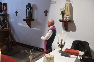 La ermita de San Antonio recupera su antigua lápida sepulcral del siglo XIX/FJS Fotografía y TA.