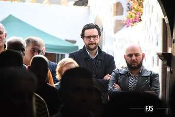 La ermita de San Antonio recupera su antigua lápida sepulcral del siglo XIX/FJS Fotografía y TA.