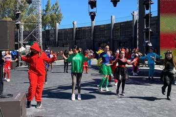 El Festival Holi da un toque multicolor al Carnaval Infantil de Telde/TA.