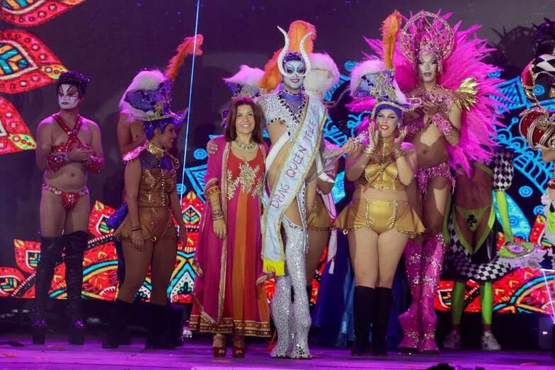 La alcaldesa Carmen Hernández al drag ganador de la gala/TA.
