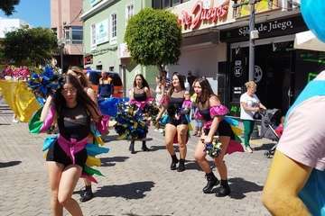  Un animado pasacalle infantil anuncia la magna cabalgata carnavalera de Telde/TA.
