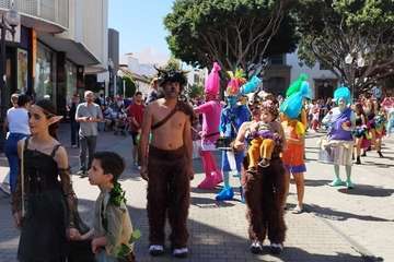  Un animado pasacalle infantil anuncia la magna cabalgata carnavalera de Telde/TA.