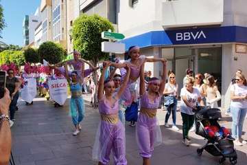  Un animado pasacalle infantil anuncia la magna cabalgata carnavalera de Telde/TA.