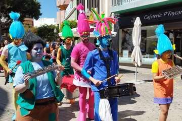  Un animado pasacalle infantil anuncia la magna cabalgata carnavalera de Telde/TA.
