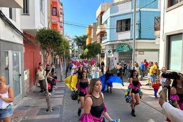  Un animado pasacalle infantil anuncia la magna cabalgata carnavalera de Telde/TA.