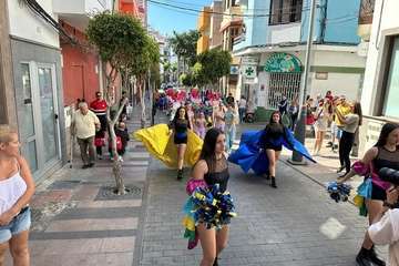  Un animado pasacalle infantil anuncia la magna cabalgata carnavalera de Telde/TA.