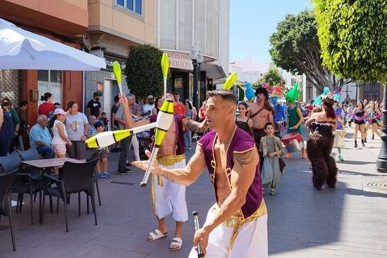  Un animado pasacalle infantil anuncia la magna cabalgata carnavalera de Telde/TA.