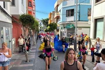  Un animado pasacalle infantil anuncia la magna cabalgata carnavalera de Telde/TA.