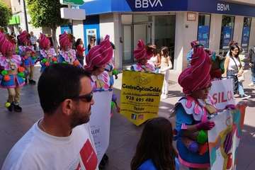  Un animado pasacalle infantil anuncia la magna cabalgata carnavalera de Telde/TA.