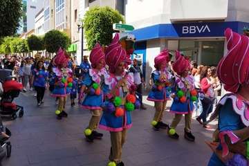  Un animado pasacalle infantil anuncia la magna cabalgata carnavalera de Telde/TA.
