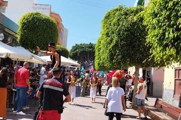  Un animado pasacalle infantil anuncia la magna cabalgata carnavalera de Telde/TA.