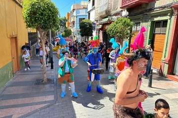  Un animado pasacalle infantil anuncia la magna cabalgata carnavalera de Telde/TA.