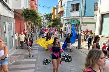  Un animado pasacalle infantil anuncia la magna cabalgata carnavalera de Telde/TA.