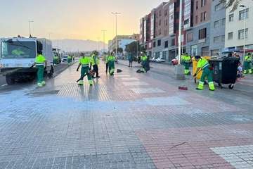 La multitudinaria cabalgata deja 8 toneladas de residuos en las calles de Telde/TA.