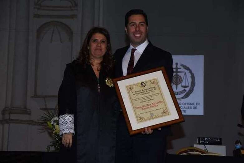 Alejandro Ramos con el diploma de Colegiado de Honor/TA.