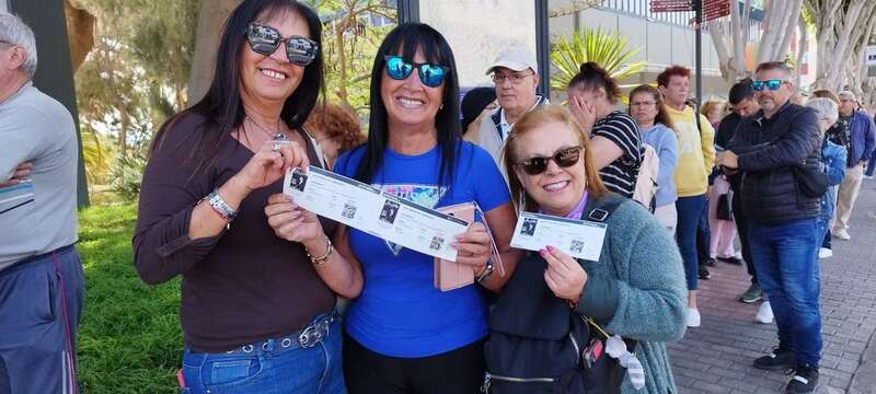 Personas en cola para retirar las entradas para el concierto del próximo 22 de abril/TA.
