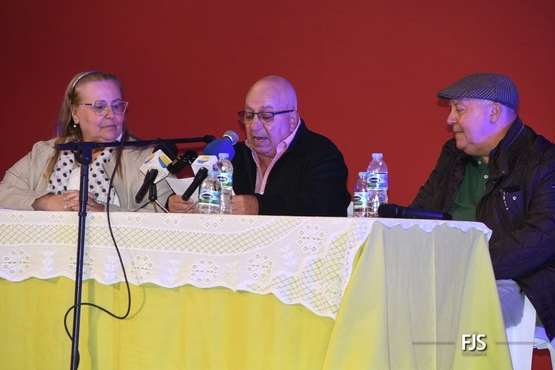 Diversión y política se dan cita en Las Longueras en el arranque de sus fiestas patronales/FJS Fotografía.