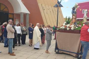  Las Longueras procesiona a su patrono en el día grande de sus fiestas/TA.