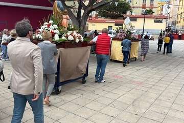  Las Longueras procesiona a su patrono en el día grande de sus fiestas/TA.