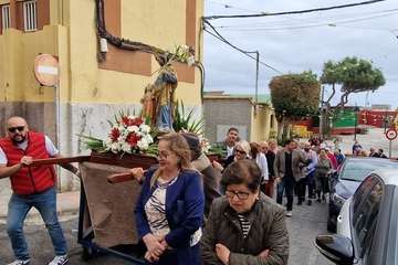 Las Longueras procesiona a su patrono en el día grande de sus fiestas/TA.