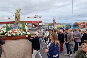  Las Longueras procesiona a su patrono en el día grande de sus fiestas/TA.