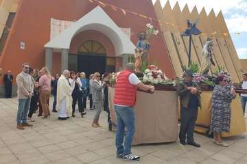  Las Longueras procesiona a su patrono en el día grande de sus fiestas/TA.