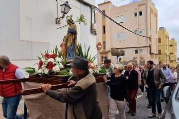  Las Longueras procesiona a su patrono en el día grande de sus fiestas/TA.