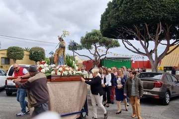  Las Longueras procesiona a su patrono en el día grande de sus fiestas/TA.