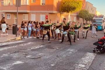 Unas 1.500 personas acompañan el Entierro del Hueso en Telde/TA.