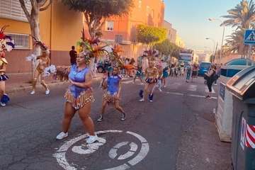 Unas 1.500 personas acompañan el Entierro del Hueso en Telde/TA.