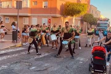 Unas 1.500 personas acompañan el Entierro del Hueso en Telde/TA.
