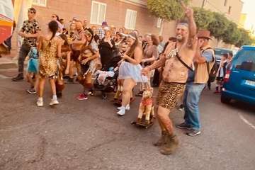 Unas 1.500 personas acompañan el Entierro del Hueso en Telde/TA.