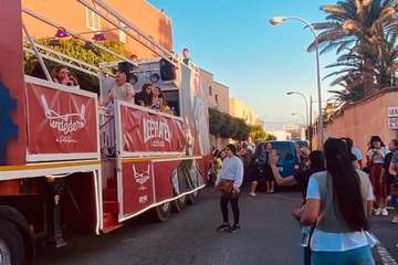 Unas 1.500 personas acompañan el Entierro del Hueso en Telde/TA.