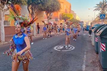 Unas 1.500 personas acompañan el Entierro del Hueso en Telde/TA.