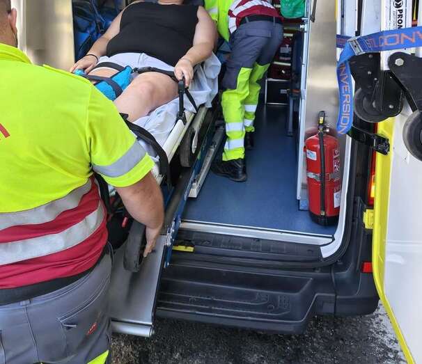 La afectada tuvo que ser evacuada en ambulancia / TA