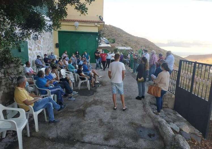 Imagen de una de las reuniones entre los cargos políticos teldenses y los vecinos de Valle de Casares/TA.