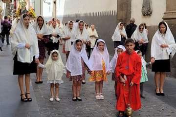 Procesión de la mantilla blanca en Vegueta/Jesús Ruiz Mesa.