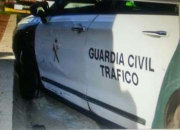 Estado en que quedó el vehículo de la Guardía Civil que interceptó al infractor (Foto TA)