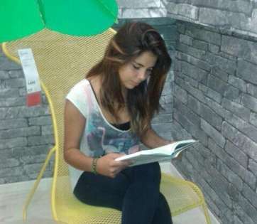 Cindy leyendo un libro (Foto TA)