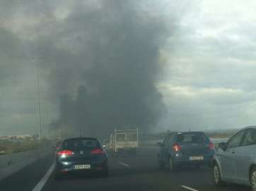 Columna de humo originada a raíz del incendio (Foto TA)