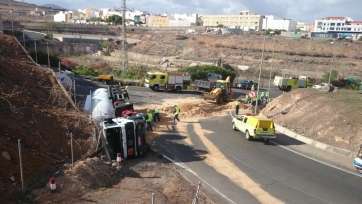 Imagen del camión cisterna volcado (Foto TA)