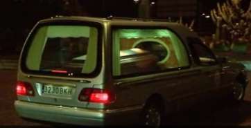 Coche fúnebre con el feretro con los restos mortales de la joven (Foto captada por TA de RTVC)