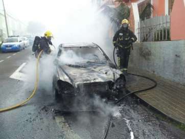 Los bomberos del Consorcio de Emergencias actuando en el incendio de La Herradura (Foto TA)