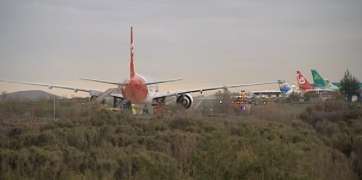 Momento en que el avión es inspeccionado por bomberos (Foto captada por TA de Antena3)