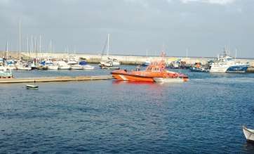 La Salvamar y el bote en apuros a su llegada al puerto de Taliarte, en Telde (Foto TA)