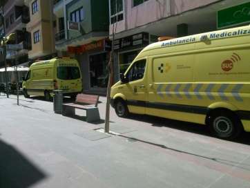 Las dos ambulancias del SUC en el lugar de los hechos (Foto TA)