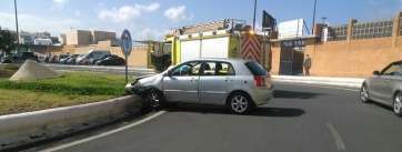 El coche se empotró contra la glorieta (Foto TA)
